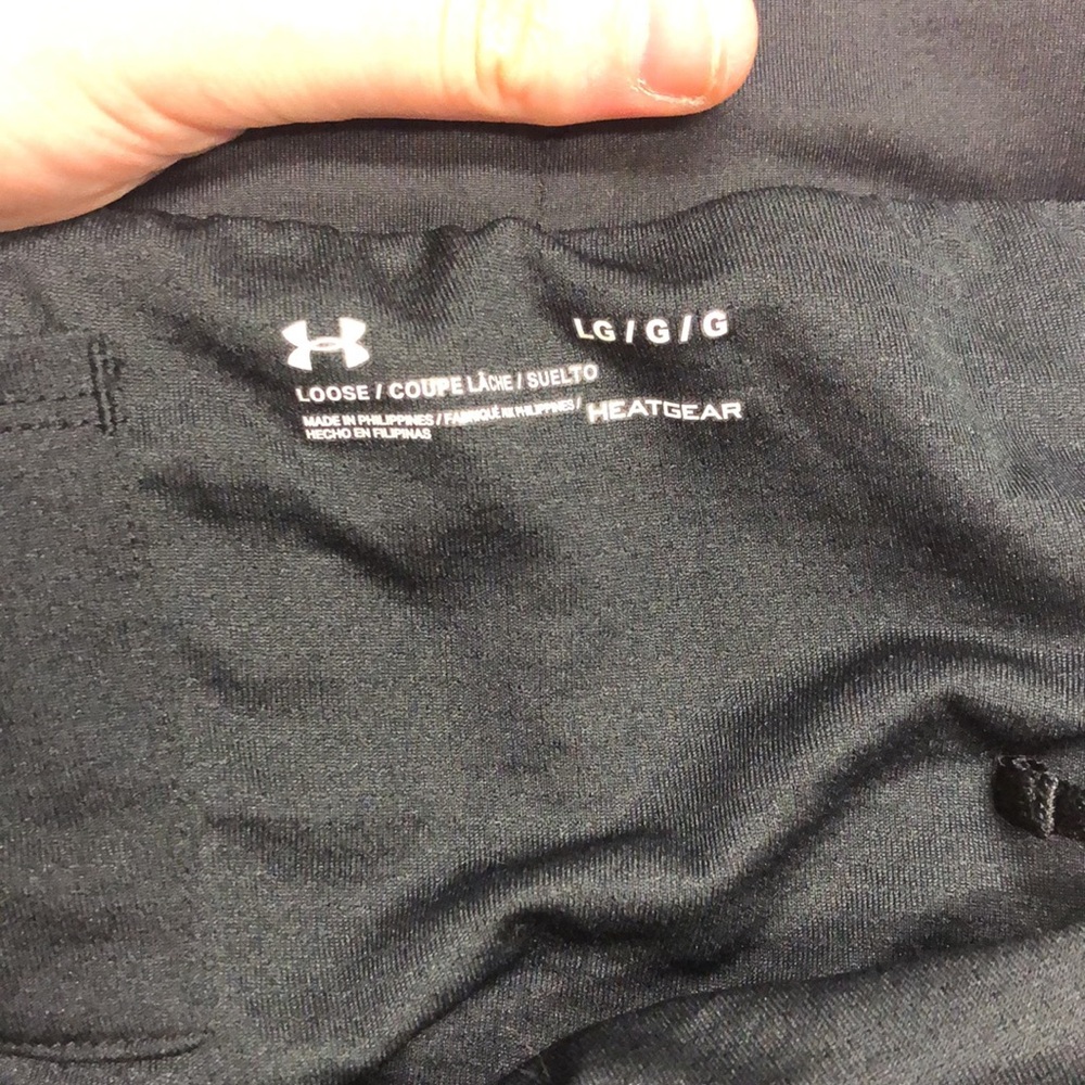 Black under armor athletic shorts - Picture 3 of 5
